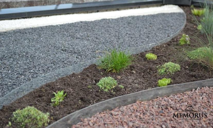 Kapo sutvarkymo nuotrauka atskiriant skaldeles nuo žemės skaidriu plastiku