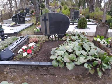 kapavietės nuotrauka prieš kapo renovaciją