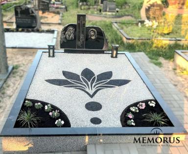 su skaldele ir dekoratyvia gėle sutvarkyta kapavietė papuošta rankų darbo žibintais