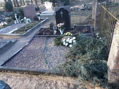 nuotraukoje pamato sutrukimas ir kapo sukritimas