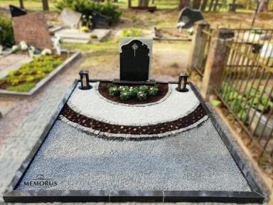 kapo tvarkymas su sviesia ir pilka skaldele, dekoruota zibintais