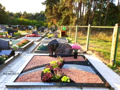 kapas sutvarkytas triju spalvu skaldele ir apzeldintas augalais