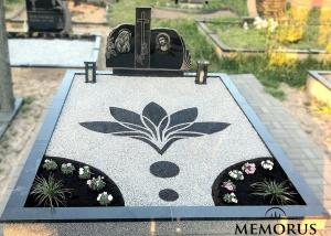 su skaldele ir dekoratyvia gėle sutvarkyta kapavietė papuošta rankų darbo žibintais