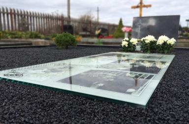 Kapo dizainas su mirusiojo nuotraukomis kapo viduje ir juodu paminklu Marijampolėje