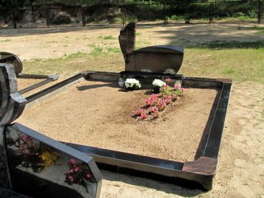 Kapo nuotrauka prieš kapų tvarkymą ir kapavietės įrengimą Panevėžyje
