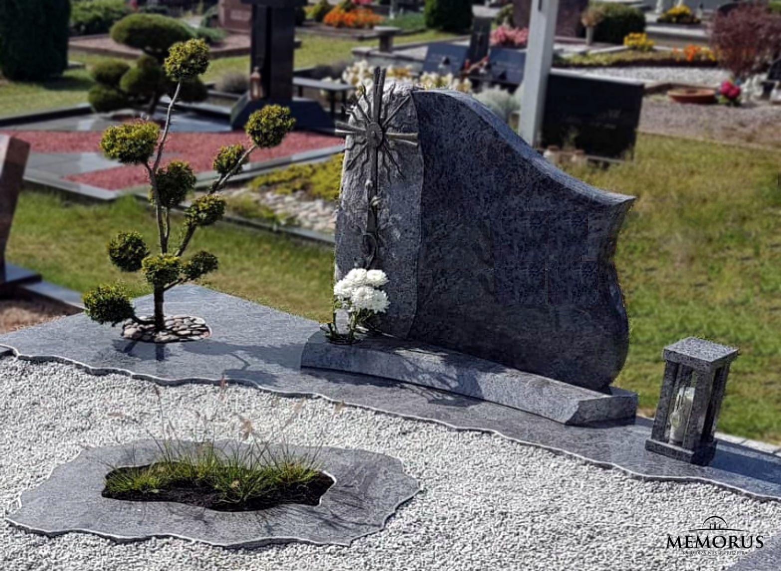 Pilka rankų darbo žvakidė su stiklo dekoracija