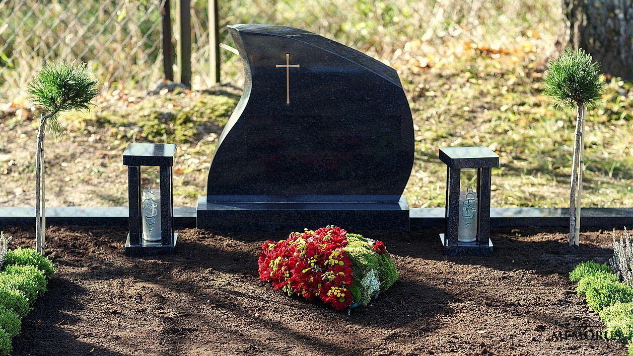 klasikiniai juodi rankų darbo žibintai su stiklo dekoracija