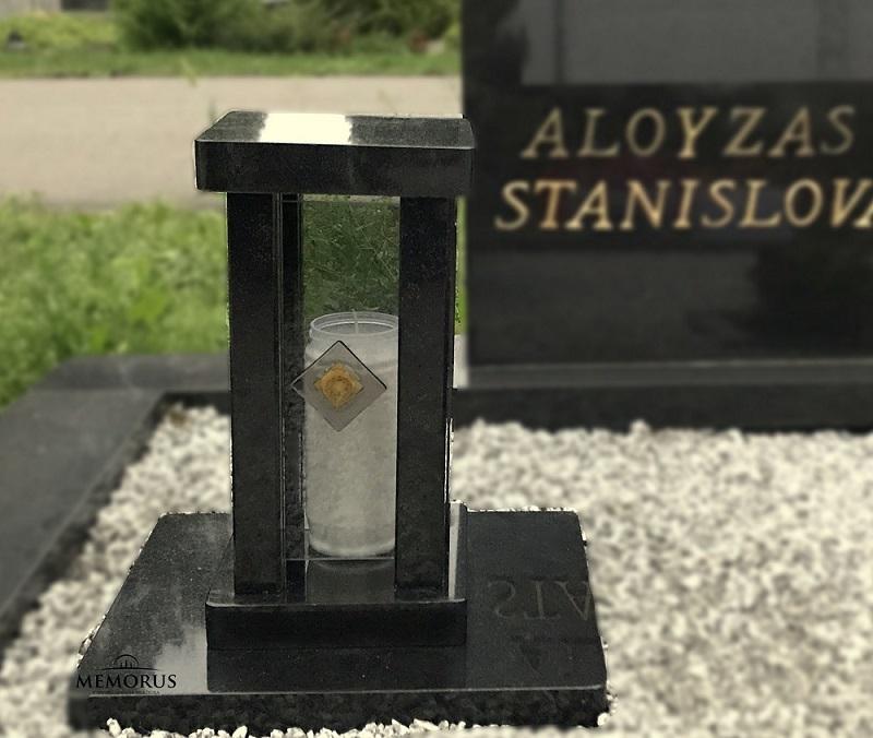 Kapų žvakidė pastatyta ant kapavietės