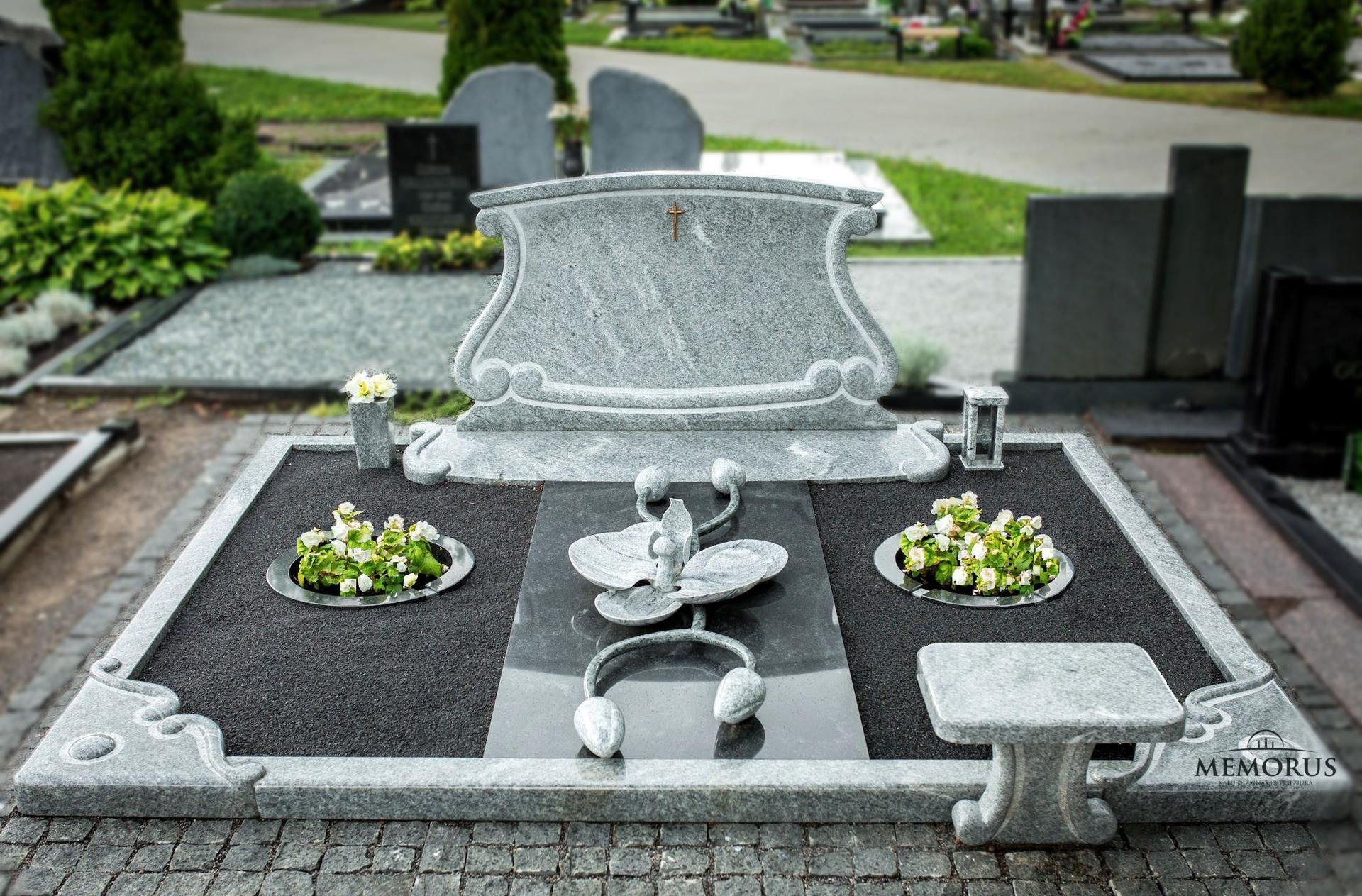 kapas dalinai uždengtas granito plokšte ir dekoruotas rankų darbo gaminiais