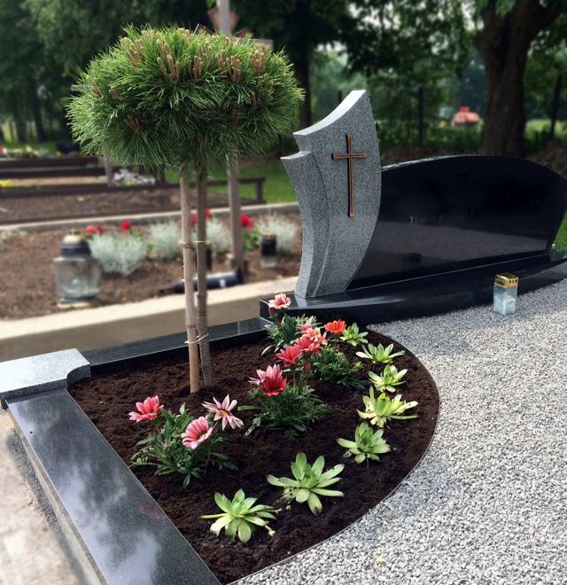 Kapo nuotrauka po kapavietės tvarkymo ir įrengimo Marijampolėje