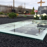 Kapo dizainas su mirusiojo nuotraukomis kapo viduje ir juodu paminklu Marijampolėje