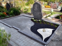 Kapavietės tvarkymas akmenukais ir kapo dekoravimas daugiamečiais augalais Šiauliuose