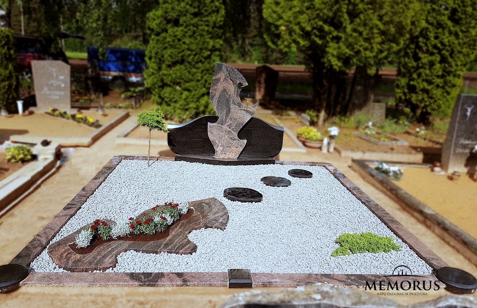 kapas užpiltas pilka skaldele ir dekoruotas granito gėlynu su akmens pėdutėmis ir augalais