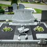 kapas dalinai uždengtas granito plokšte ir dekoruotas rankų darbo gaminiais