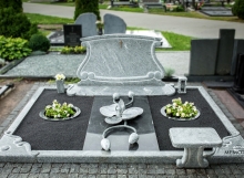 kapas dalinai uždengtas granito plokšte ir dekoruotas rankų darbo gaminiais