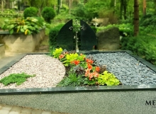 kapo nuotrauka po kapo renovacijos su atnaujinta kapo tvorele ir dviejų dalių paminklu