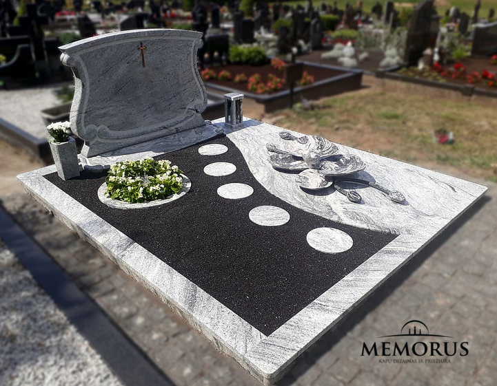 kapas uzdengtas sviesia granito plokste ir dekoruotas ranku darbo granitine gele