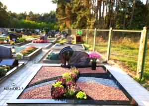 kapas sutvarkytas triju spalvu skaldele ir apzeldintas augalais