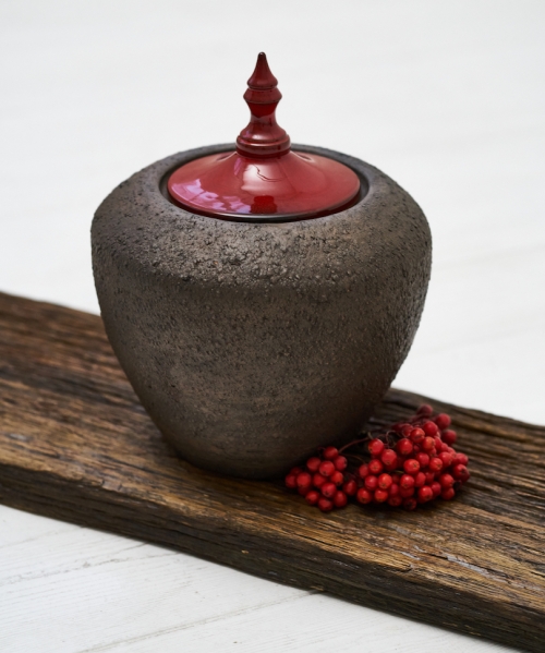 ruda kremavimo urna su raudonu dangteliu