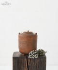 ruda kremavimo urna su medienos dekoracija