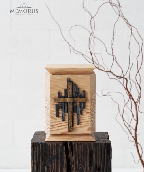medine kremavimo urna su stilizuotu kalvisku kryziumi