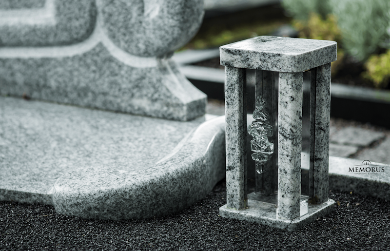 šviesaus granito rankų darbo žibintas kapams su dekoruotu stiklu priekyje