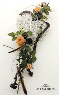 Ryški dirbtinių gėlių kompozicija laidotuvėms