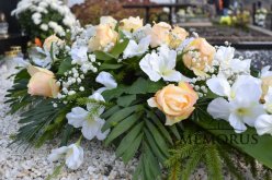 Graži dirbtinių gėlių puokštė kapui papuošti