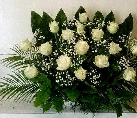 Baltų rožių vainikas laidotuvėms