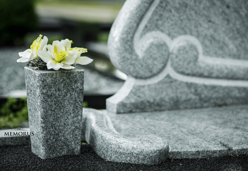 Šviesaus granito rankų darbo vaza su pamerktomis gėlėmis