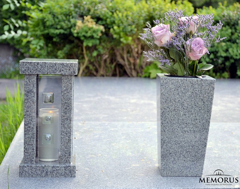 Akmeninis kapų žibintas ir vaza su pamerktomis gėlėmis